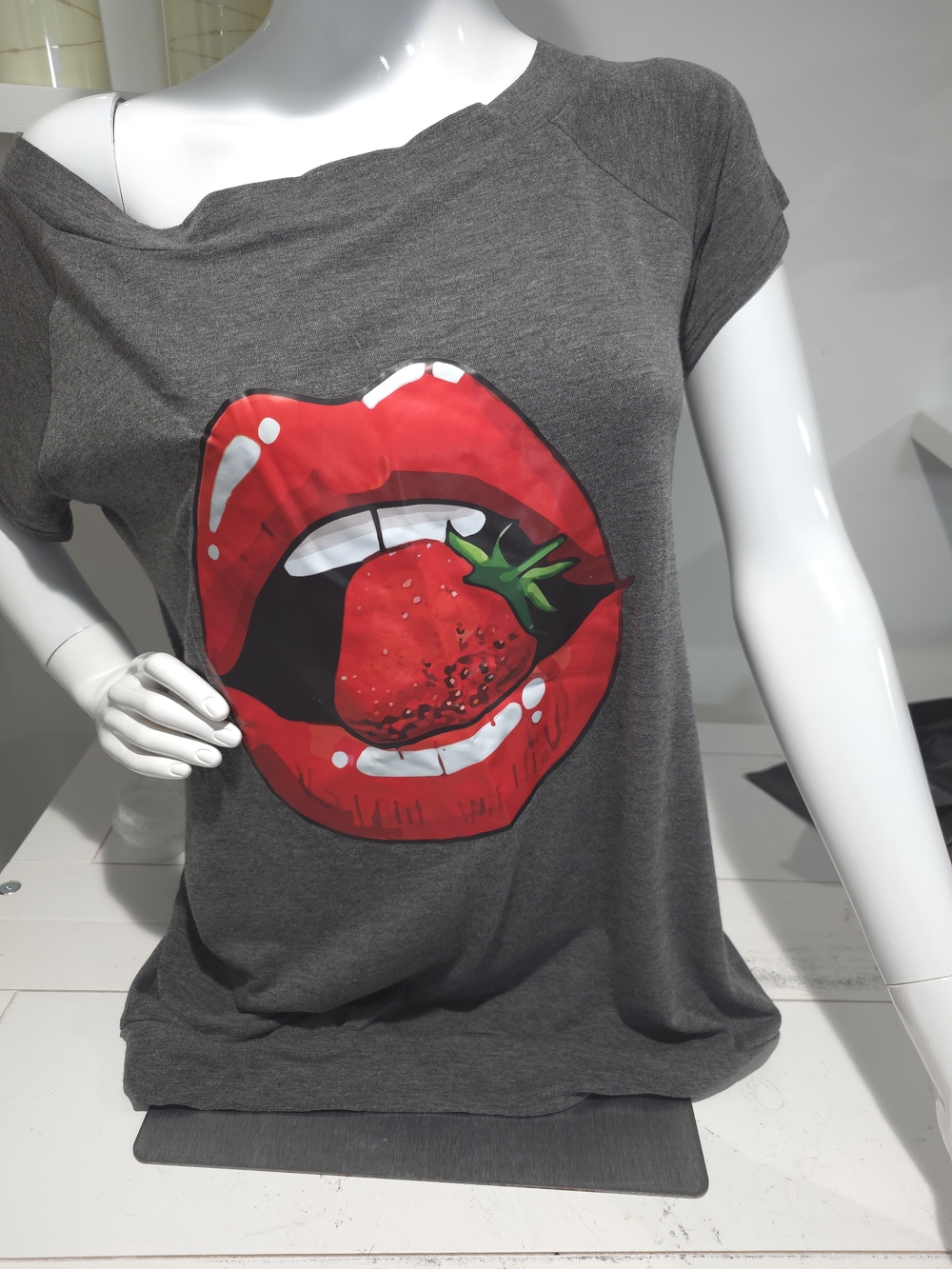 Gray Graphic Short-Sleeve Women's Top with Red Lip Print